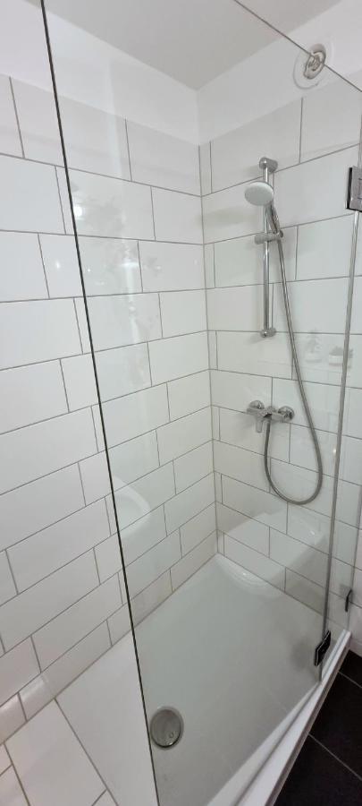 Business Apartment Mit Kuche Fur 1-3 +Netflx+5G Wlan Nahe Der Mhh Im Industrial Design Hannover Luaran gambar