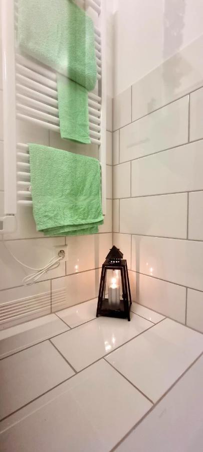 Business Apartment Mit Kuche Fur 1-3 +Netflx+5G Wlan Nahe Der Mhh Im Industrial Design Hannover Luaran gambar