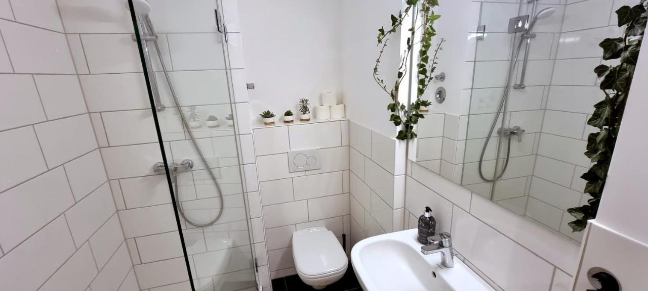 Business Apartment Mit Kuche Fur 1-3 +Netflx+5G Wlan Nahe Der Mhh Im Industrial Design Hannover Luaran gambar