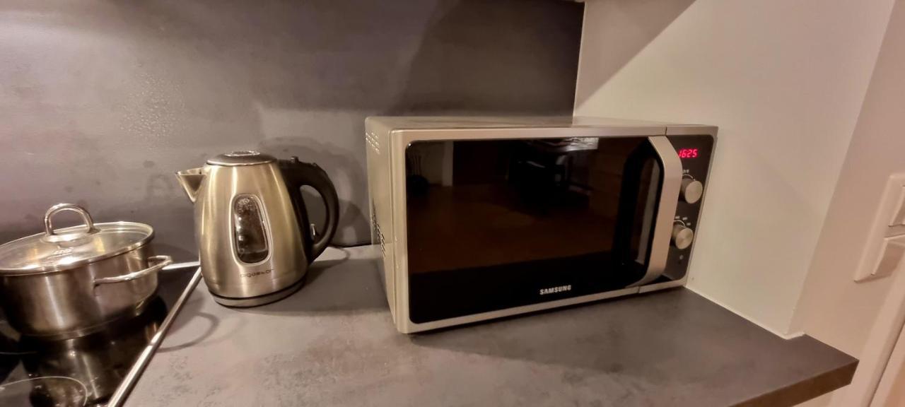 Business Apartment Mit Kuche Fur 1-3 +Netflx+5G Wlan Nahe Der Mhh Im Industrial Design Hannover Luaran gambar
